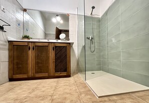 Badewanne, Haartrockner, Handtücher, Seife