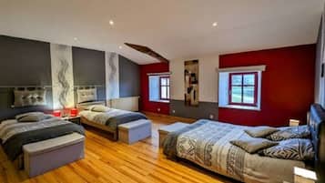 4 chambres, coffres-forts dans les chambres, fer et planche Ă repasser