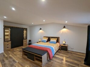4 chambres, coffres-forts dans les chambres, fer et planche Ă repasser