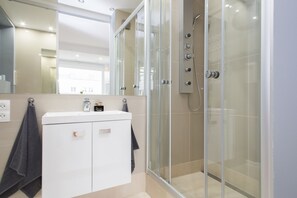 Comfort-Studiosuite | Dusche im Bad