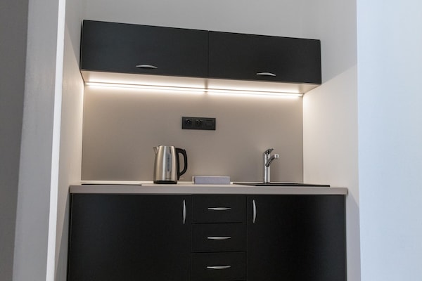 Yhden hengen economy-huone | Yksityinen keittonurkkaus | Minijääkaappi, mikroaaltouuni, liesi, kahvin-/teenkeitin