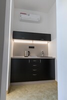 Habitación individual económica | Cocina básica privada | Frigorífico pequeño, microondas, placa de cocina y cafetera o tetera