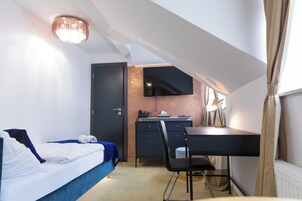 Business Studio Suite, 1 Twin Bed | Bathroom | Shower, free toiletries, hair dryer, towels