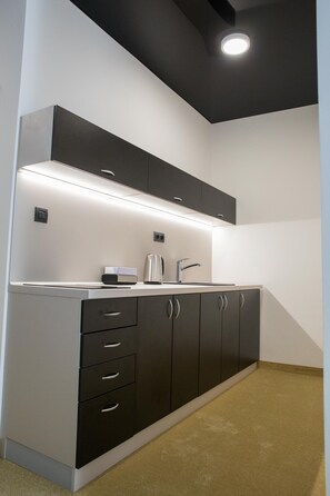 Økonomi-enkeltrom | Eget tekjøkken | Minikjøleskap, mikrobølgeovn, kokeplater og kaffetrakter/tekoker