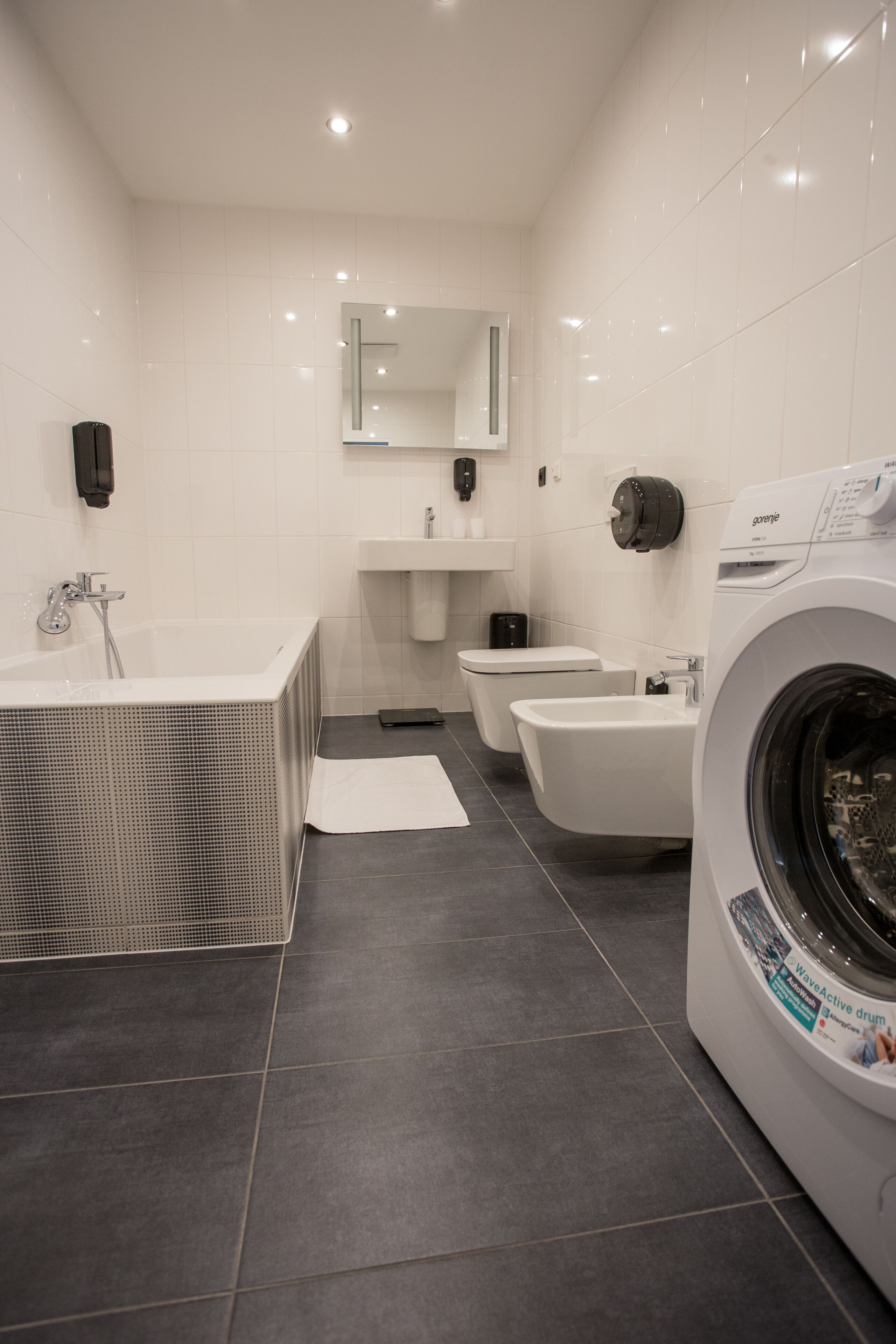 Business Apartment (Silver) | Bathroom | Shower, free toiletries, hair dryer, towels