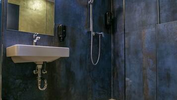 Deluxe Studio | Bathroom | Shower, free toiletries, hair dryer, towels