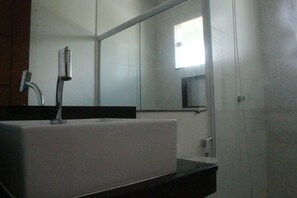 Shower, towels, soap - Pousada e Hostel Praia do Foguete (Cabo Frio)