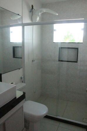 Comfort Quadruple Room, Smoking, Garden View | Bathroom | Shower, towels, soap - Pousada e Hostel Praia do Foguete (Cabo Frio)