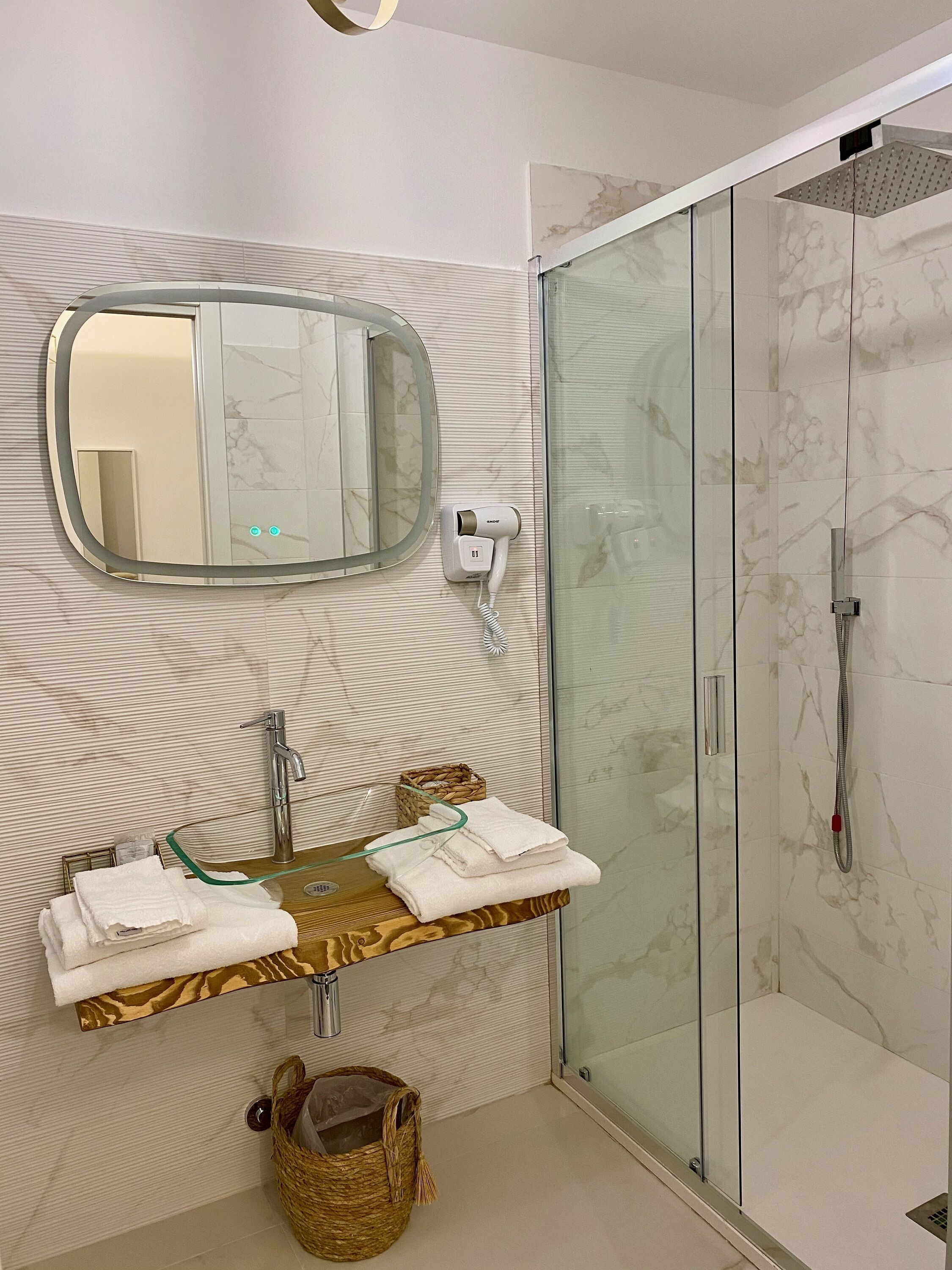 Foto - Gatto Bianco Le Mura