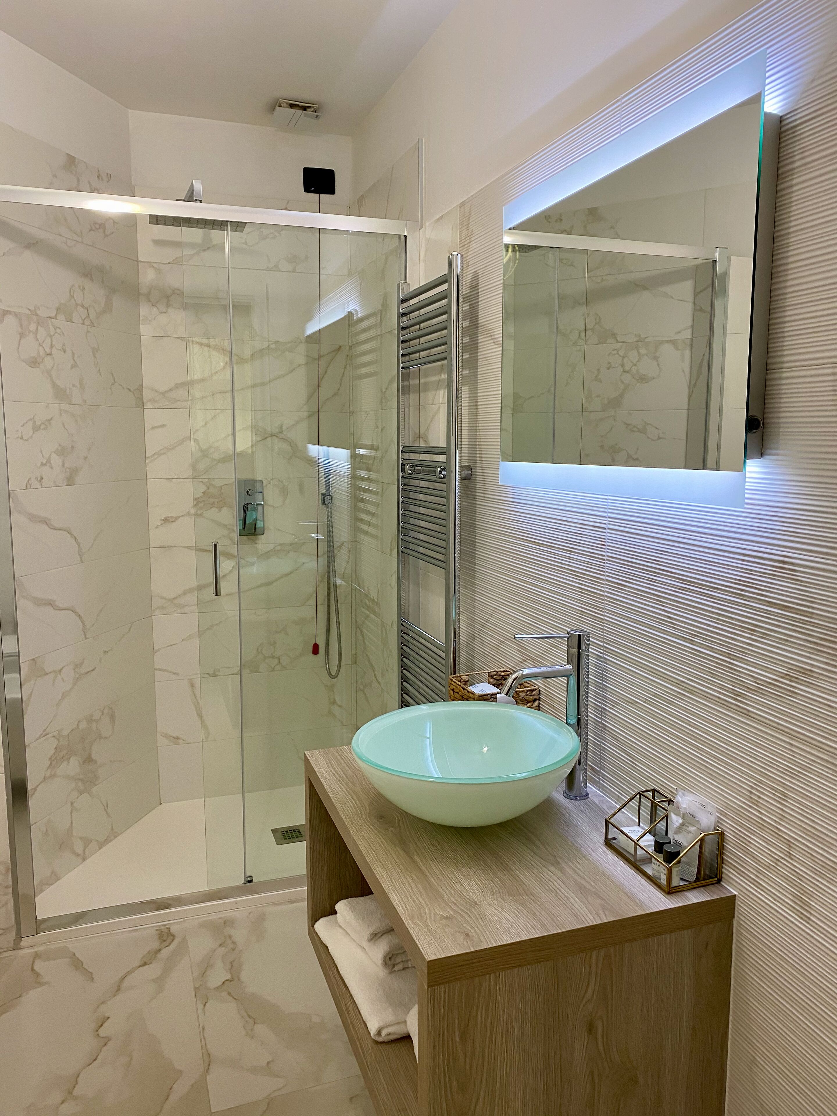 Foto - Gatto Bianco Le Mura