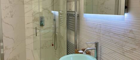 Shower, rainfall showerhead, free toiletries, hair dryer