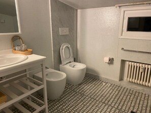 Loft | Salle de bain | Douche, douche à « effet pluie », articles de toilette gratuits