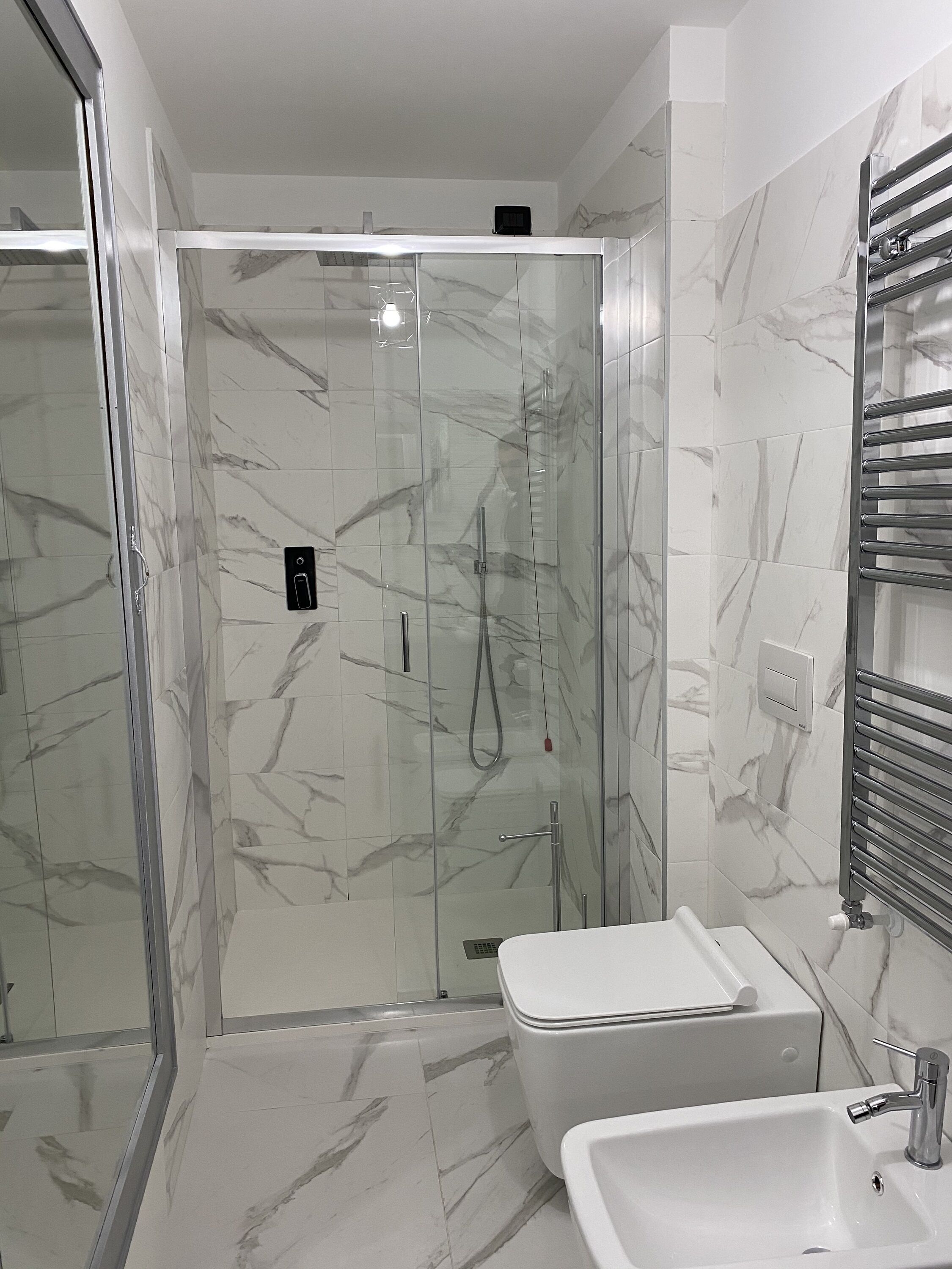 Dusche, Regendusche, kostenlose Toilettenartikel, Haartrockner