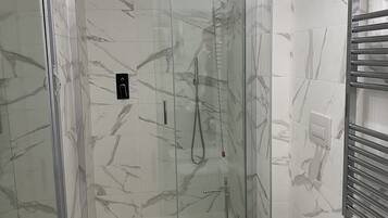 Doccia, soffione a pioggia, set di cortesia gratuito, asciugacapelli