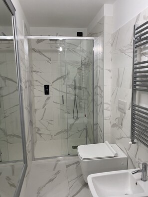 Shower, rainfall showerhead, free toiletries, hair dryer