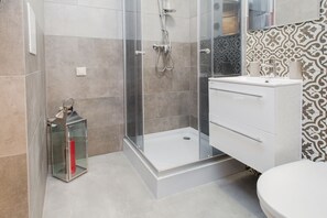 舒適開放式客房 | 浴室 | 淋浴設備、淋浴花灑、吹風機、毛巾