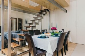 Großer Kühlschrank, Mikrowelle, Ofen, Herdplatte