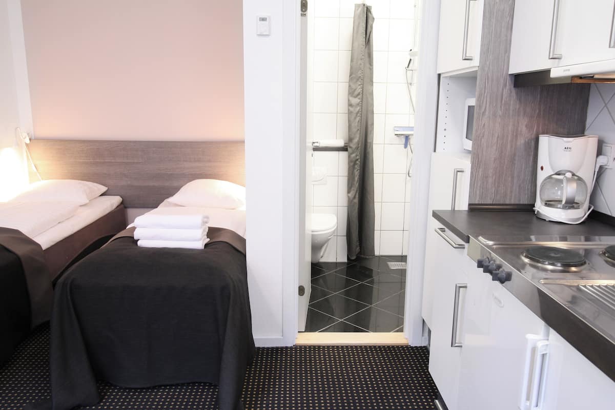 Kamer, 2 eenpersoonsbedden, niet-roken, kitchenette | Hypoallergeen beddengoed, verduisterende gordijnen