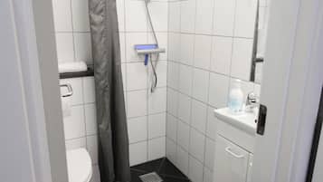 Ducha, secador de pelo, toallas, papel higiénico