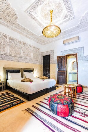Premium bedding, in-room safe, blackout curtains, soundproofing - Riad Medina Art (Marrakech)