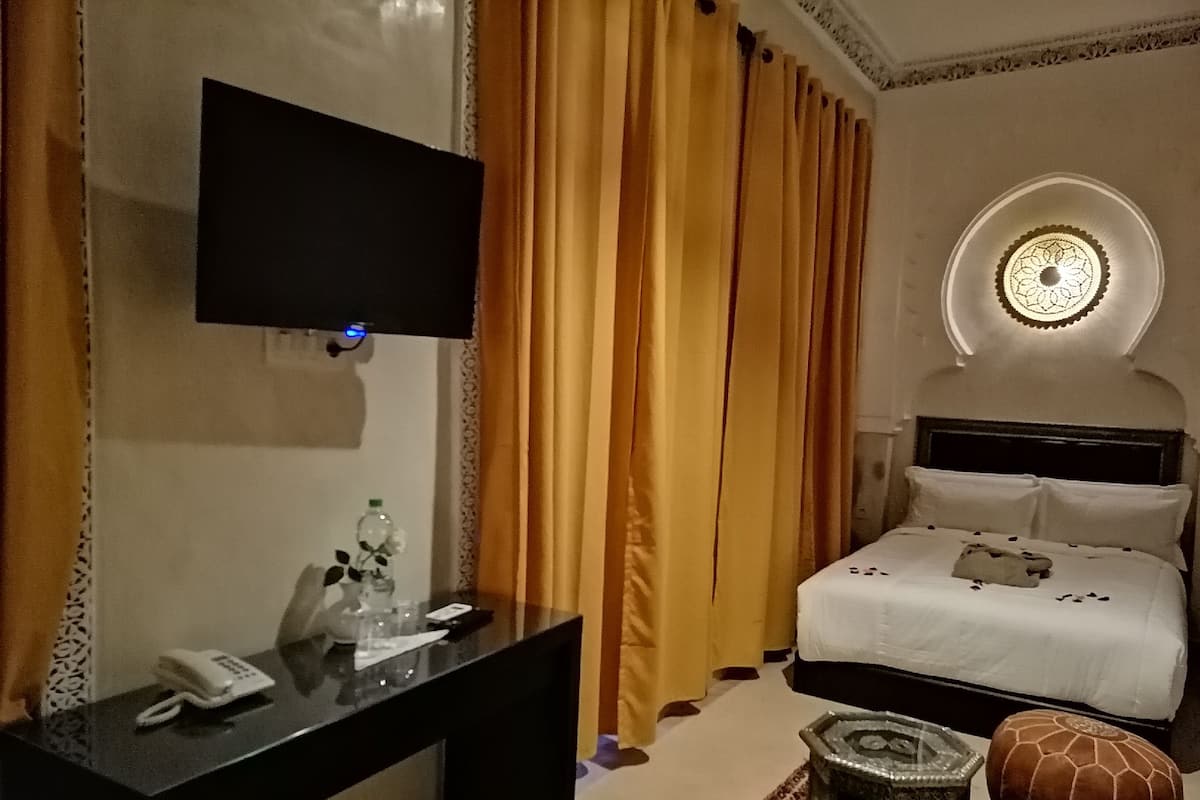 Premium bedding, in-room safe, blackout drapes, soundproofing
