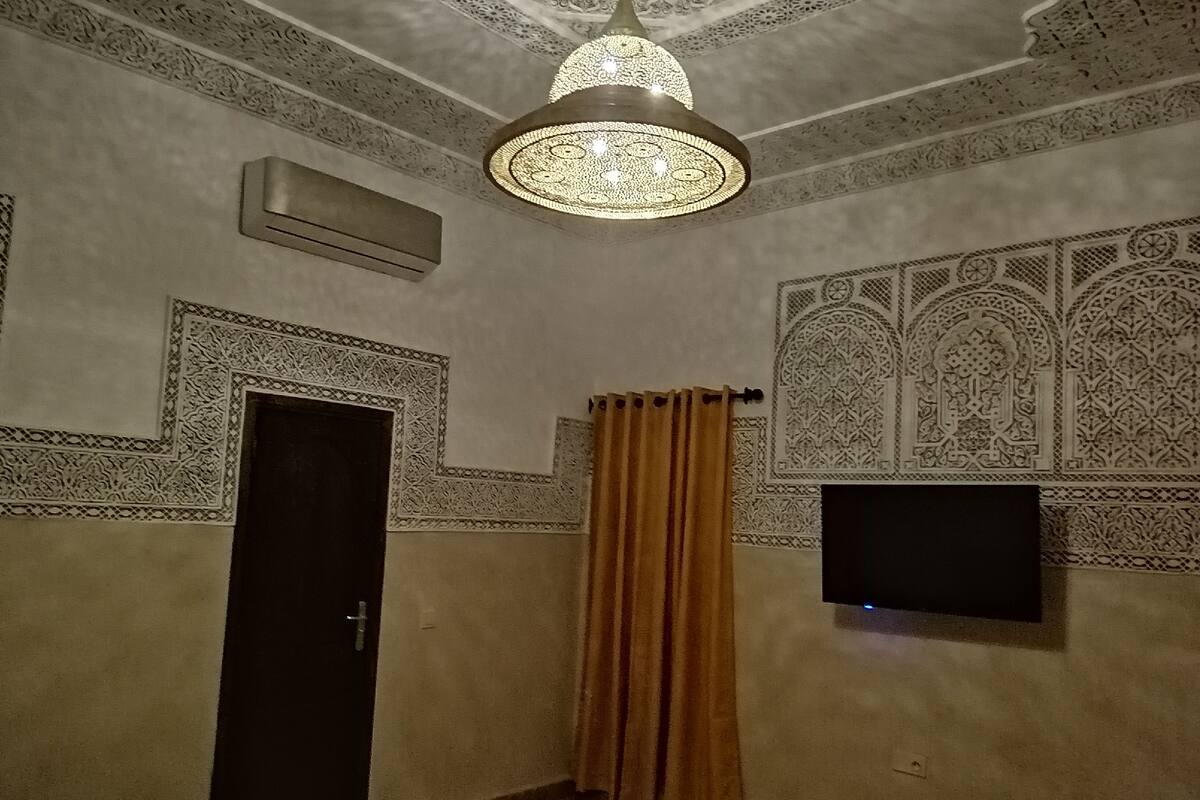 Premium bedding, in-room safe, blackout drapes, soundproofing