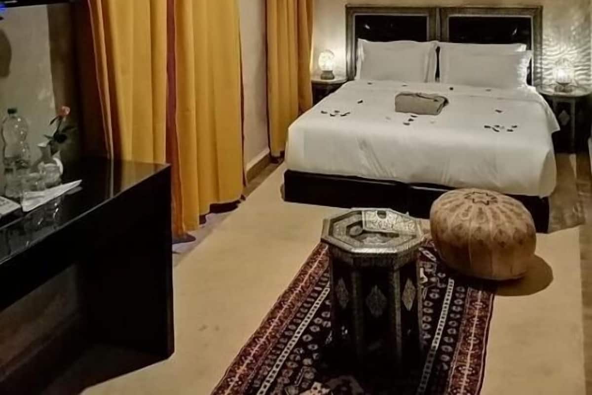 Premium bedding, in-room safe, blackout drapes, soundproofing