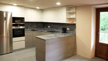 Casa, 3 Habitaciones (Primera Planta) | Cocina privada | Refrigerador con congelador, microondas, horno y parrilla de estufa
