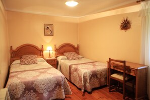 3 chambres, fer et planche à repasser, Wi-Fi gratuit, draps fournis
