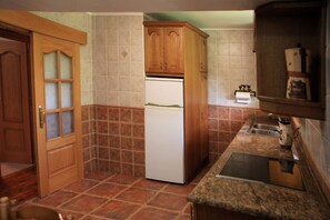 House, 3 Bedrooms (Second Floor) | Private kitchen