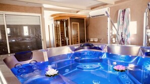 A modern bathroom with a large, blue, freestanding hot tub and a separate shower area. - Camping Site de Gorge Vent (Fréjus)