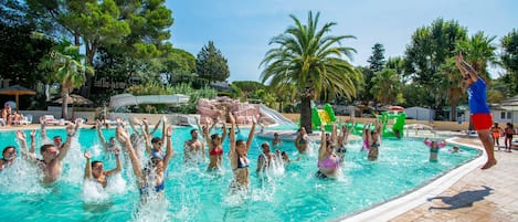 Piscina stagionale all'aperto, ombrelloni da piscina, lettini