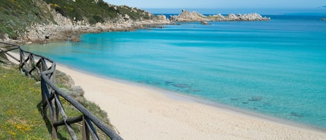 Una spiaggia nelle vicinanze