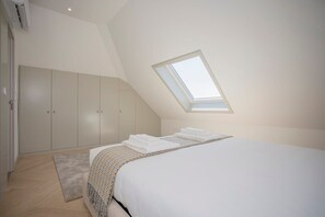 2 bedrooms, iron/ironing board, WiFi, bed sheets - Liiiving in Porto | Luxury Beachfront Apartment V (Porto)