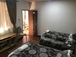 أغطية فراش متميزة وخزنة داخل الغرفة ومكتب ومساحة عمل للكمبيوتر المحمول