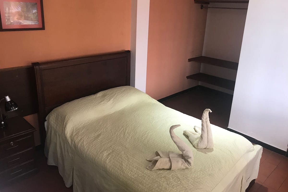 Kamer, 1 twee- of 2 eenpersoonsbedden | Luxe beddengoed, een kluis op de kamer, een bureau, een laptopwerkplek