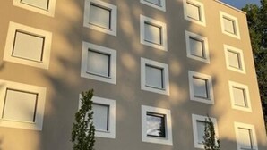 A modern hotel building with a flat facade, multiple windows, and a central entrance. - a2 Hotels Wernau (Wernau)
