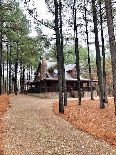 The Dreamcatcher,Broken Bow Lake/Beavers Bend,1.6 Acre lot,wrap porch/hot tub