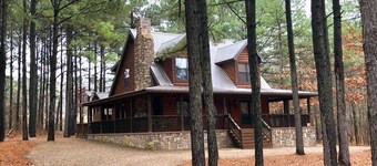 The Dreamcatcher,Broken Bow Lake/Beavers Bend,1.6 Acre lot,wrap porch/hot tub