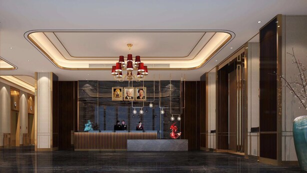 Un hall d’hôtel moderne avec un comptoir d’accueil, un lustre et un grand vase de chaque côté.