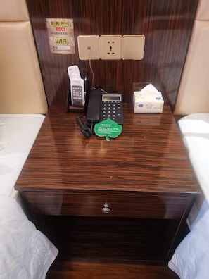 Deluxe-Zweibettzimmer | Zimmersafe, Schreibtisch, kostenloses WLAN, Bettwäsche