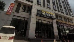 Un grand immeuble sur lequel on peut lire l’inscription « Hôtel ».