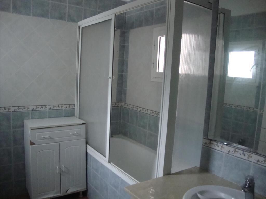 Appartement Supérieur, 2 chambres | Salle de bain | Douche, douche à « effet pluie », serviettes fournies, savon