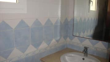 Superior Apartment, 2 Bedrooms | Bathroom sink