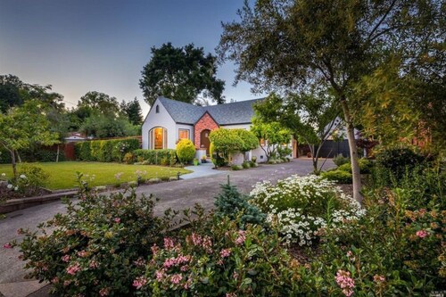 Storybook Cottage in the heart of wine country