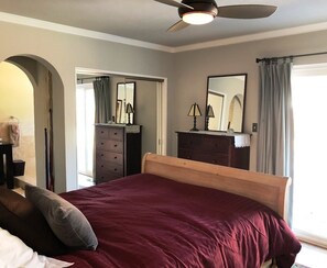 2 bedrooms, iron/ironing board, travel crib, free WiFi - Storybook Cottage in the heart of wine country (Santa Rosa)