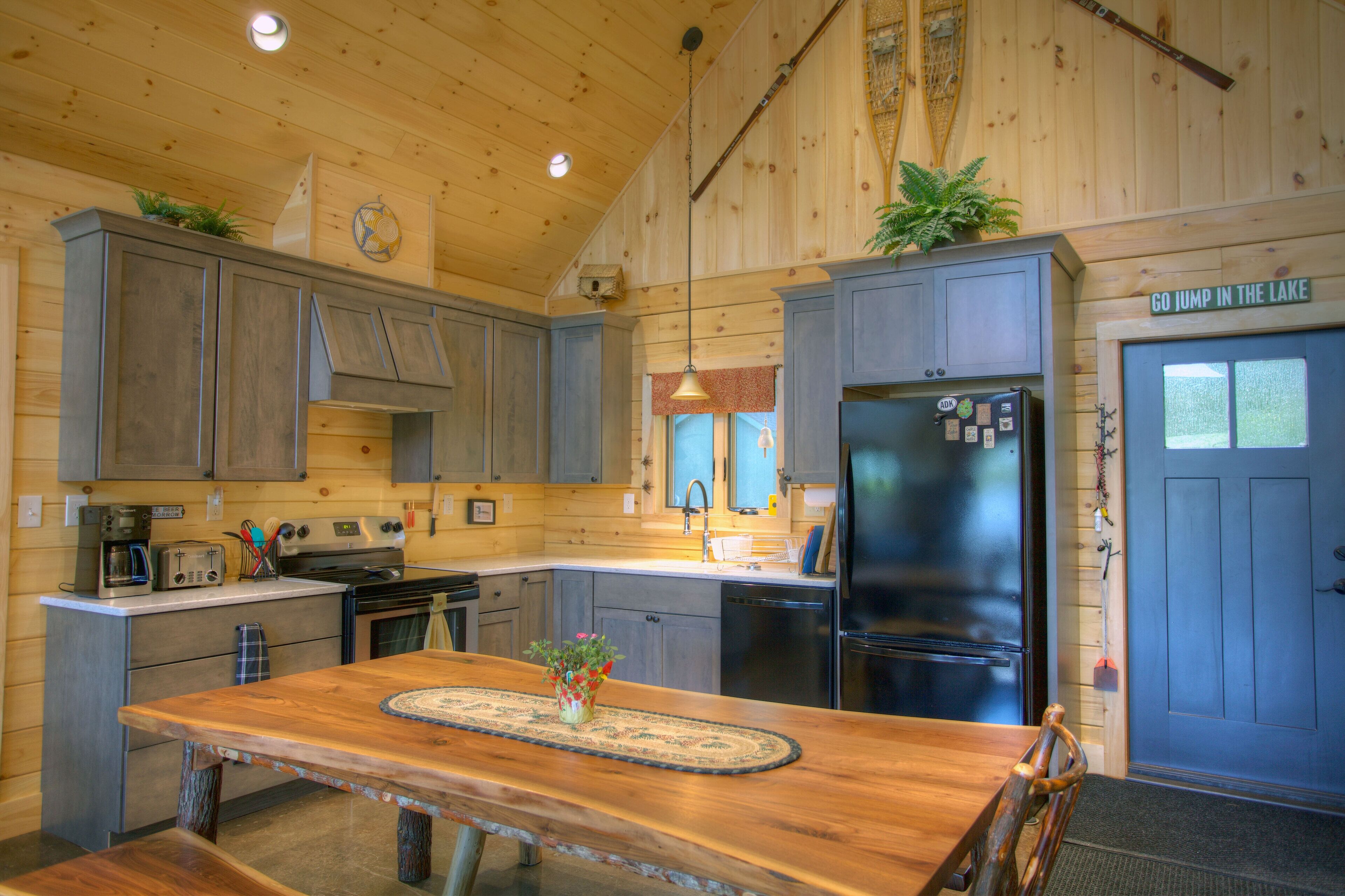 Moons & Loons Cottage located on Fern Lake