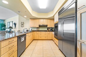 Fridge, microwave, stovetop, dishwasher