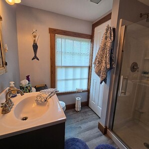 Combined shower/bathtub, hair dryer, towels, toilet paper -  Big Beach Fantastic Lakeview Private Lake and Beach Access Close to Wineries (North East)