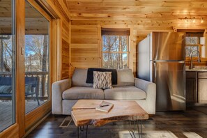 Smart TV, fireplace - Cozy Rose` cabin for up to 6 guests - Hocking Hills - Hot Tub-Fire Pit-Wifi (Logan)